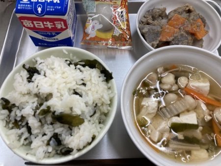 トレイに並べられたわかめごはん・牛乳・鶏肉と里芋のごまみそに・すまし汁・月見団子の給食の写真