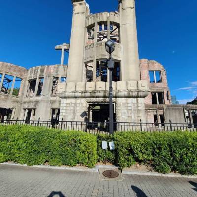 ギリシャ神殿のような作りの原爆ドームを裏側から写している写真