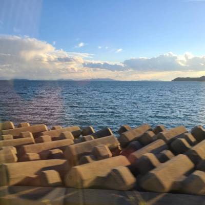 青い空、海、手前にテトラポットが写っている写真