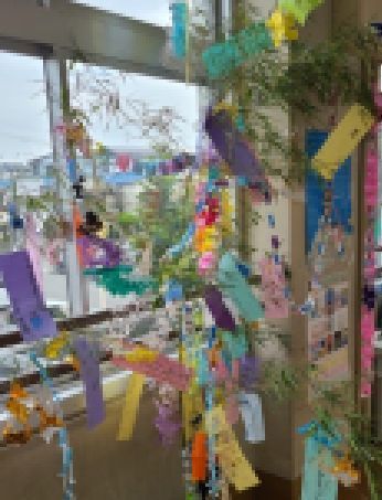 笹に折り紙でつくられた七夕飾りや短冊が飾られている写真
