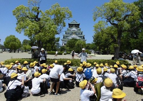 天守閣の前で集合