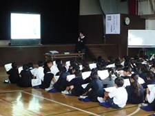 守口小学校の児童がロケットや飛行機の歴史と原理の説明を受けている様子を写した写真