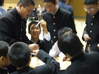 第一中学校の男子生徒がパックテストを行い、淀川の水質調査を体験している様子を写した写真