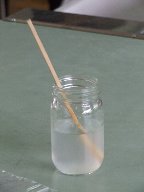 別の粉を入れて混ぜ、元の水に近い状態に戻った様子を至近距離で写した写真
