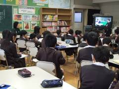 春日小学校の児童が、北京パラリンピックのDVDを見ている様子を写した写真