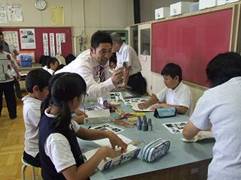 班に分かれた八雲東小学校の児童が、「自然エネルギー市民の会」の講師に近くで授業を受けている様子を写した写真