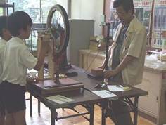 南小学校の児童が、キッコーマン株式会社の講師に出前授業を受けている様子を写した写真