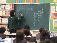 網本さんが板書している様子を写した写真