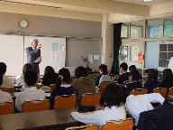 下島小学校の児童が、キャリア・ハーバーの講師による授業を受けている様子を写した写真