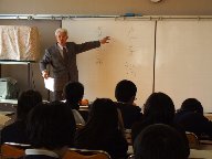 キャリア・ハーバーの講師が、ホワイトボードを使って下島小学校の児童に授業を行っている様子を写した写真
