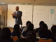 キャリア・ハーバーの講師が、ホワイトボードの前に立ち下島小学校の児童に授業を行っている様子を写した写真