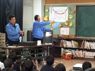 守口ライオンズクラブの講師が風船を手に持ち、佐太小学校の児童の前で話をしている様子を写した写真