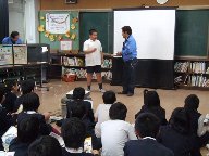 1人の佐太小学校の児童と、守口ライオンズクラブの講師が「断り方について」一緒に実演している様子を写した写真