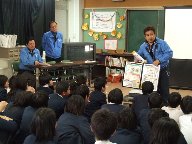 佐太小学校の児童が、守口ライオンズクラブの講師の話を聞いている様子を写した写真