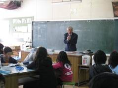 京都大学の大野名誉教授が、藤田小学校の児童の前で授業を行っている様子を写した写真