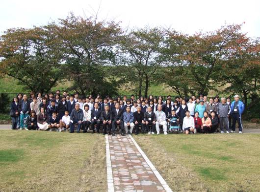 6年生の児童、地域の方々、PTAの方々や市長、教育長も参加して記念撮影をしている写真