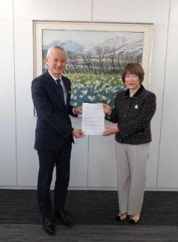 田中教育長(左)と黒田代表取締役社長(右)による協定書の交換