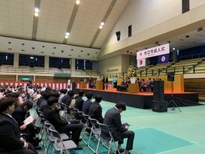 守口市成人式で、会場に並べられたパイプ椅子に参加者達が座っている写真