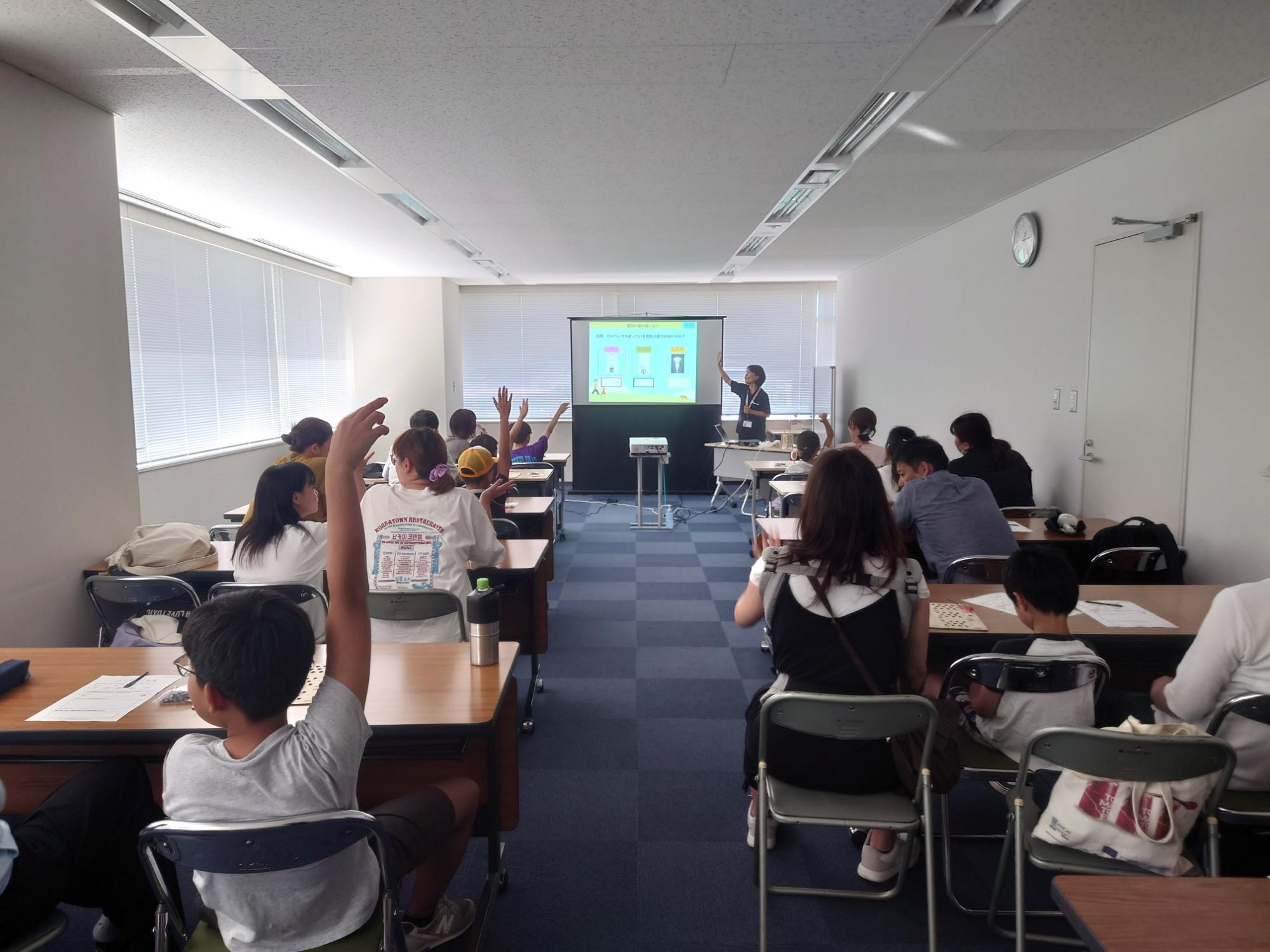令和7年度LEDランタンづくり教室当日の様子1