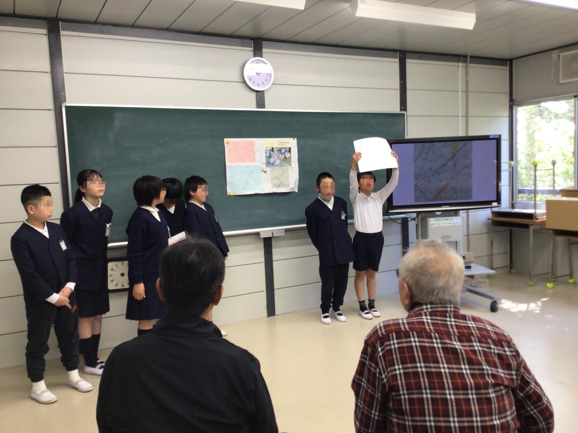 守口小学校でのごみ拾い活動の報告会の写真