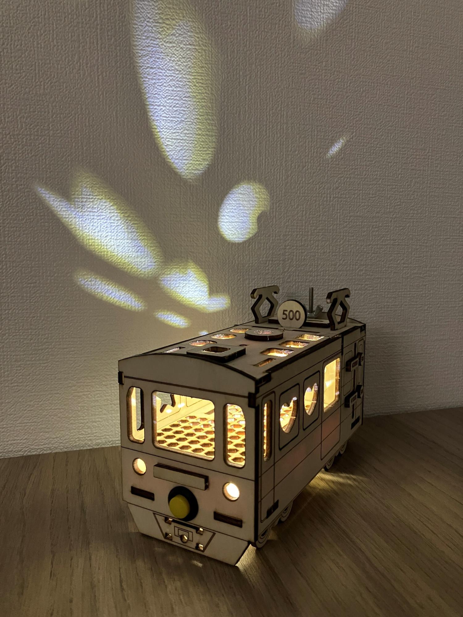 暗い中でLEDランタンが光っている写真