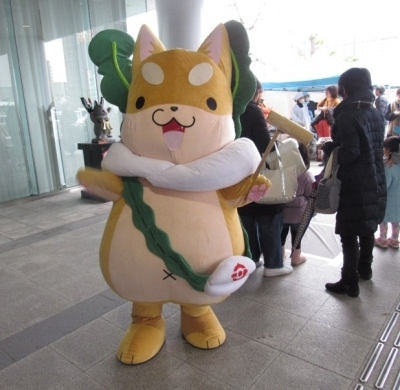 フレッシュ朝市と餅つきでのもり吉が歩いている写真