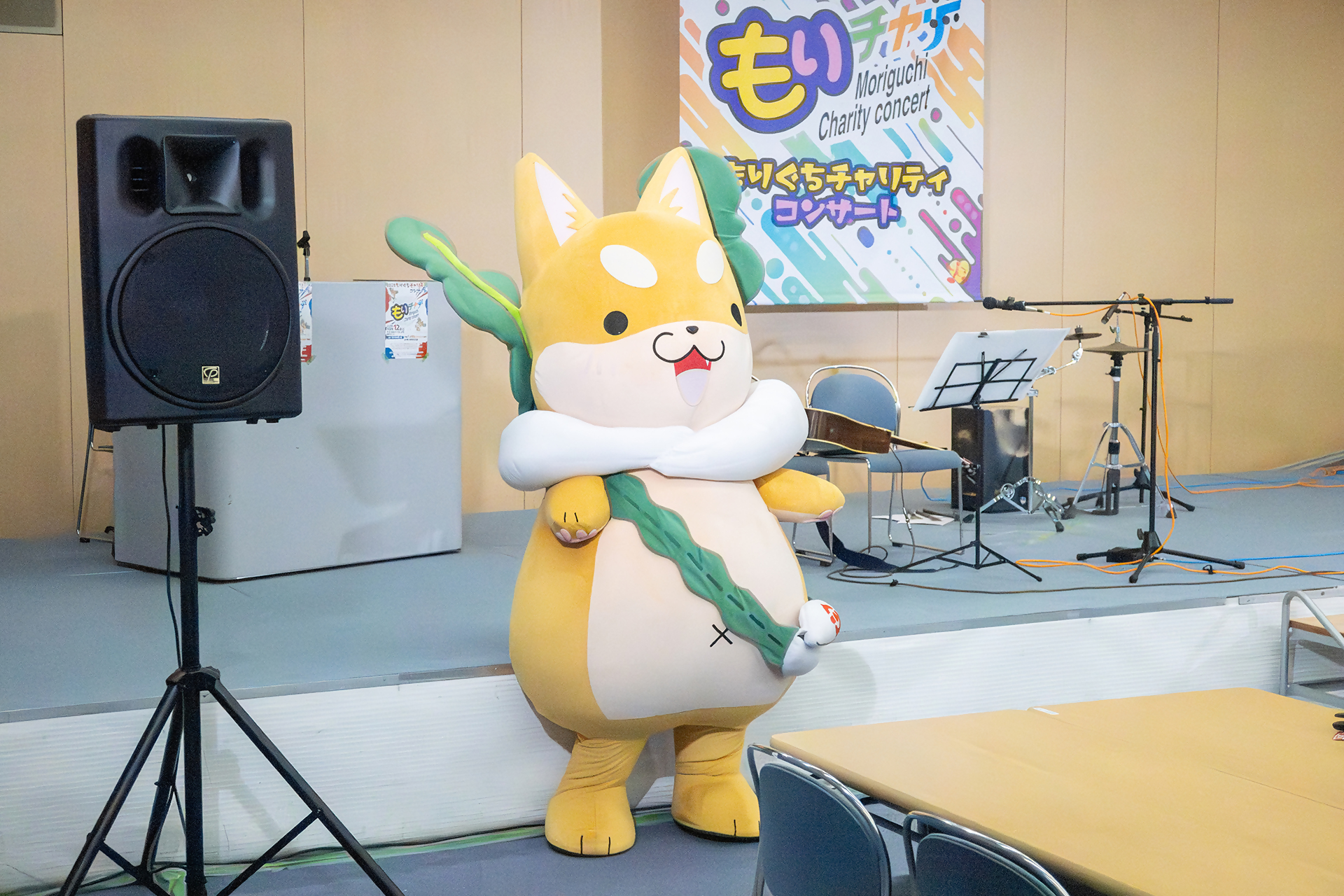 もり吉が舞台の前で立っている写真の拡大