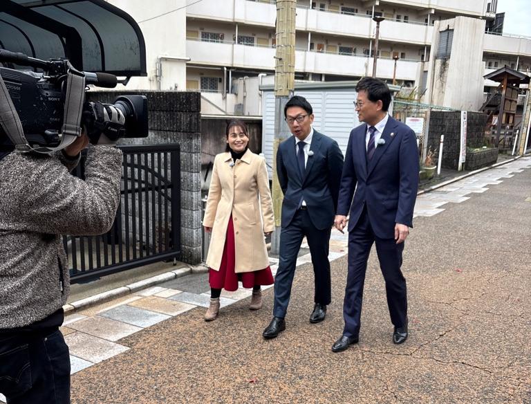 J:COM北河内「長っと散歩」の撮影をしている瀬野市長、谷水J:COM北河内局長、タレントのみちごえゆうさん