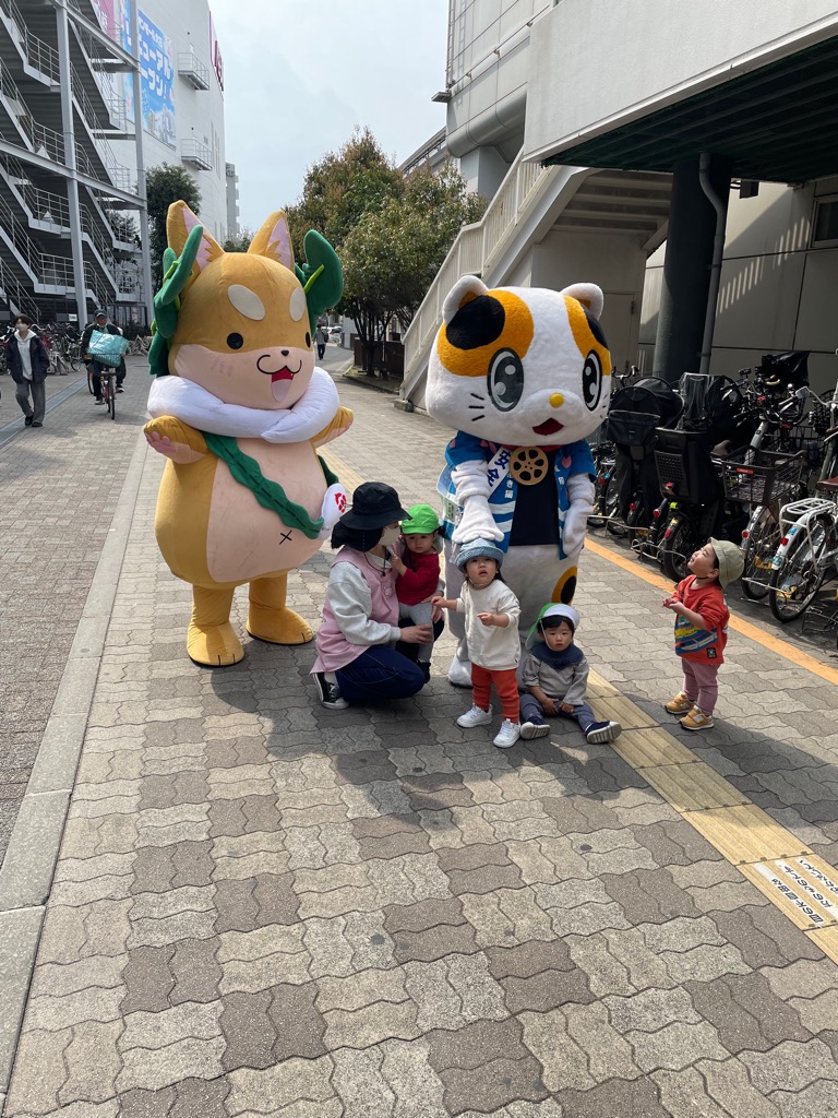 もり吉と門真市イメージキャラクターガラスケと子供たち