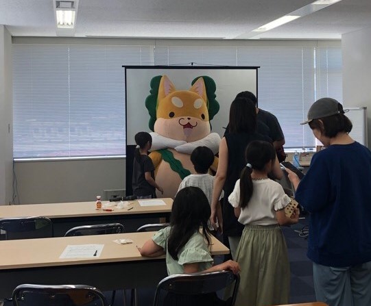もり吉と一緒にランタンづくりをする子供たち