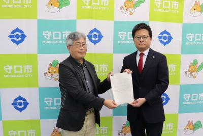 守口市総合基本計画審議会の久隆浩会長から瀬野市長に答申書が手渡される様子を写した写真