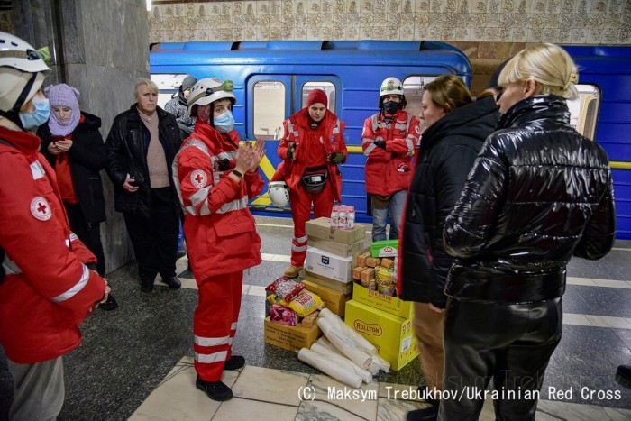 地下鉄の駅に避難している人々に食料や必要物資を配付する赤十字ボランティアの写真 (C)Maksym Trebukhov/Ukrainian Red Cross