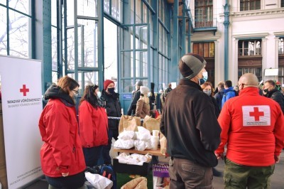 国境沿いでウクライナから避難した人々に情報や物資を提供する赤十字ボランティアの写真