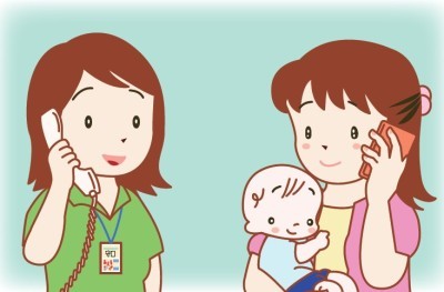 専門スタッフの女性と赤ちゃんを抱っこしているお母さんが電話で相談しているイラスト