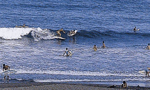サーフィンを楽しんでいる人たちがいる生見海岸の写真