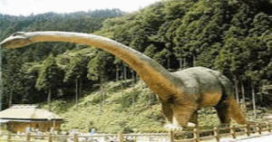 恐竜ランドの首の長い大きな恐竜が写った写真