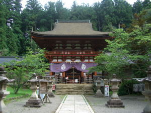 参道の両脇に灯篭が並び、奥に社殿が見える世界遺産丹生都比売神社の写真