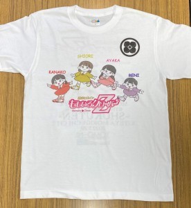 ももクロのメンバー4人が描かれているイラストが載ったTシャツの写真