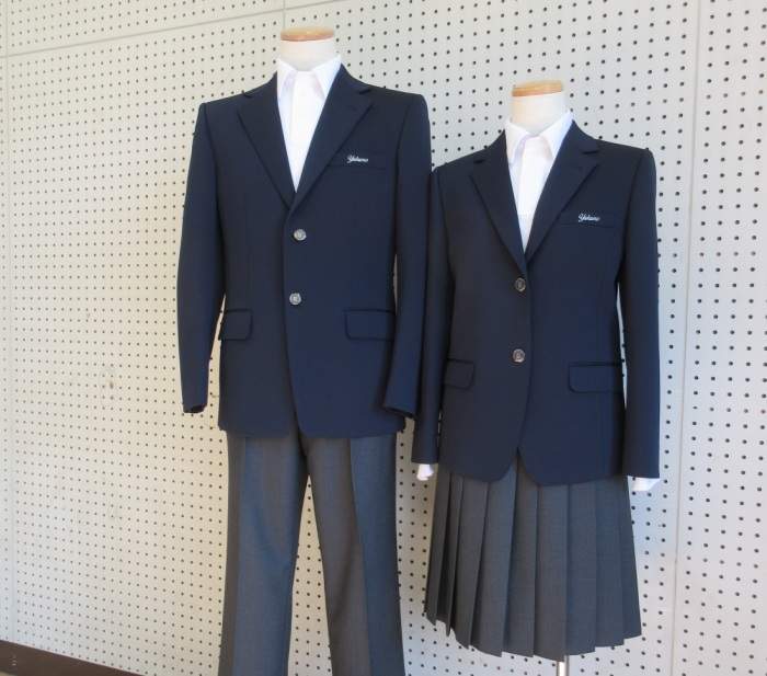 現在検討中の制服（左：男子のブレザーにスラックス、右：女子のブレザーにプリーツスカート）の写真