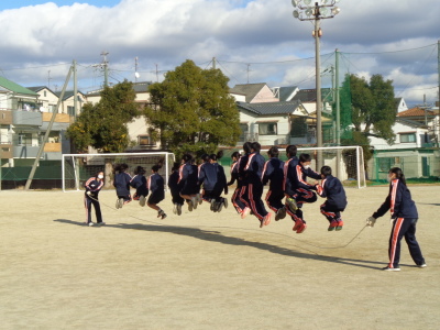 15名ほどの生徒たちが並んで長縄跳びをしている写真