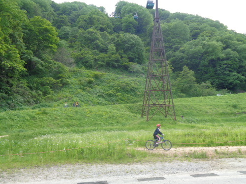 マウンテンバイクに乗った学生が右側に向かって進んでいる写真