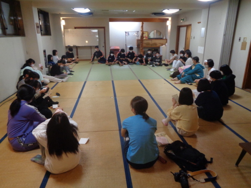 畳の部屋で、大きく輪になって座っている学生たちの写真