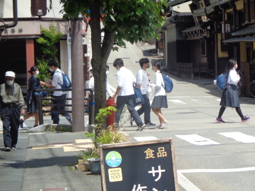 横断歩道を渡る学生の写真