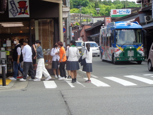 横断歩道を渡っている学生や、通行人の写真