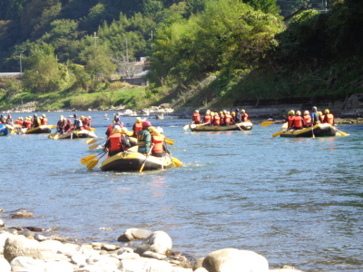 川のあちこちで、ボードを漕ぎ始めている生徒達の写真
