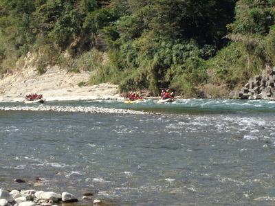 川の流れに沿って、生徒達の乗った3隻のボートが川を下っている写真