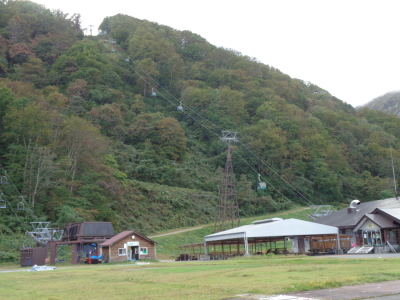 敷地内の広場から山を登るロープウェイを写した写真