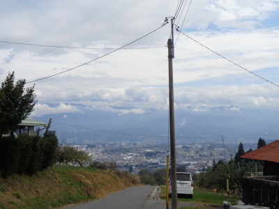 高台にある道路から街並みを写した写真