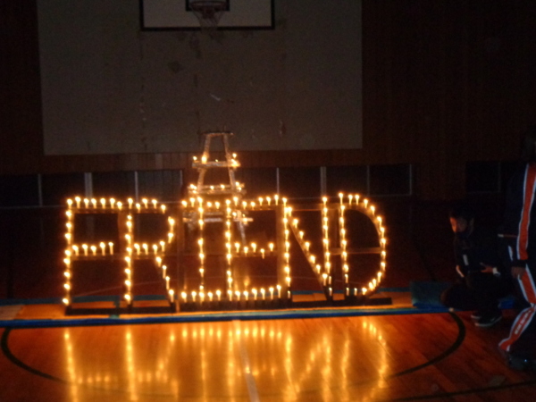 電気を落とした室内でFRIENDの文字が点灯している写真