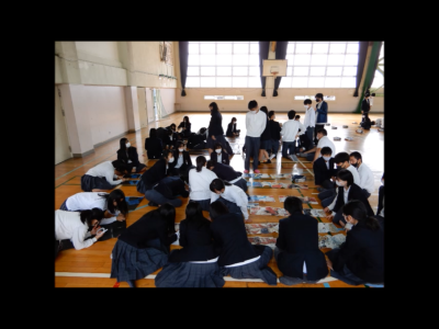 生徒たちが体育館に集まり作業をしている様子を映した映像の一部